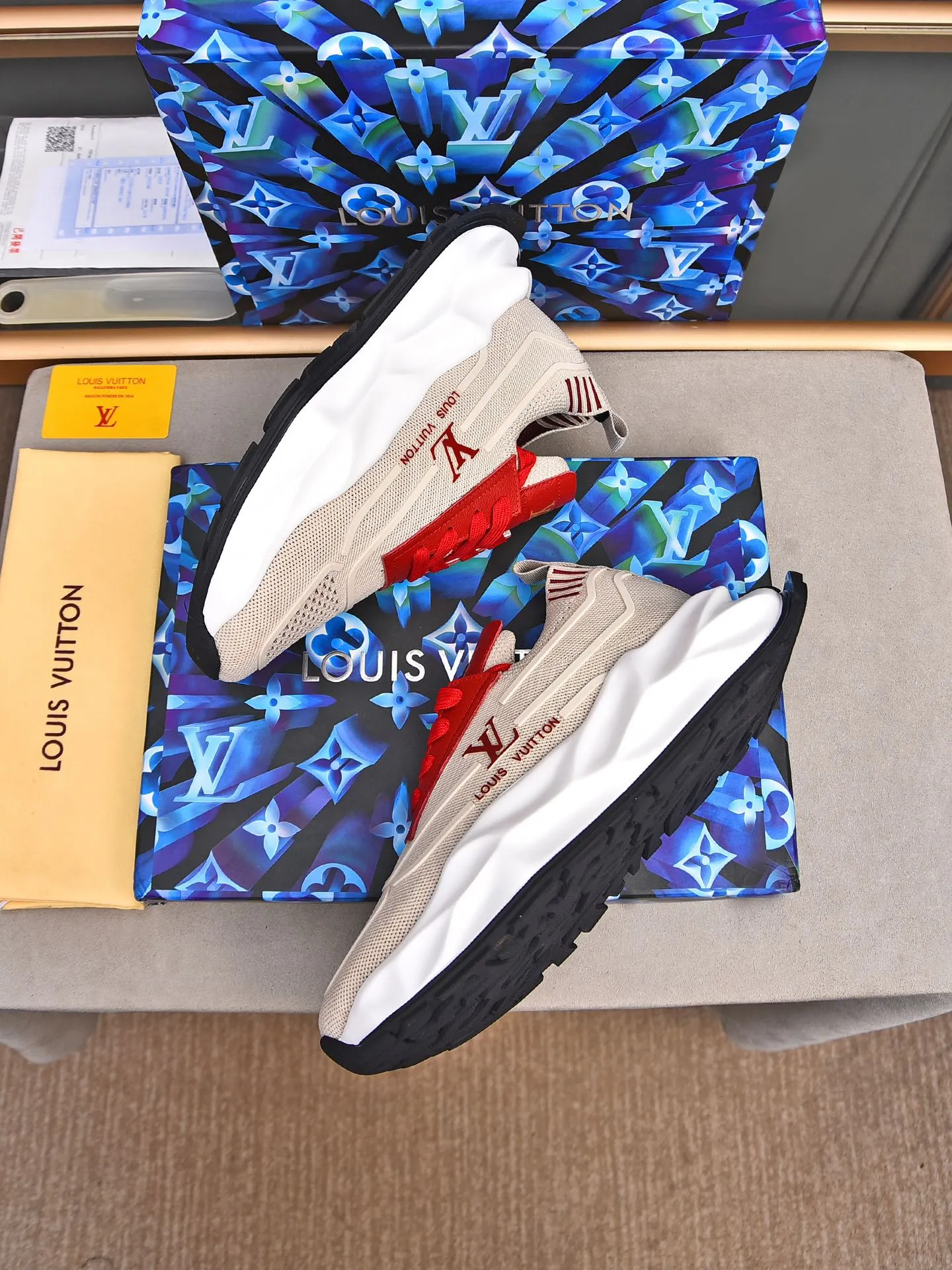 Men's shoes 💰500 LV high-end hot model 👍 Counter 1 design. The face is made of high-elastic fly knit + cowhide + imported glue! TPU outsole is easy to put on, light, comfortable and elastic, trendy and fashionable! ! ! 💪Multiple colors to choose from! Code number: 38-44 (45 46 customized)